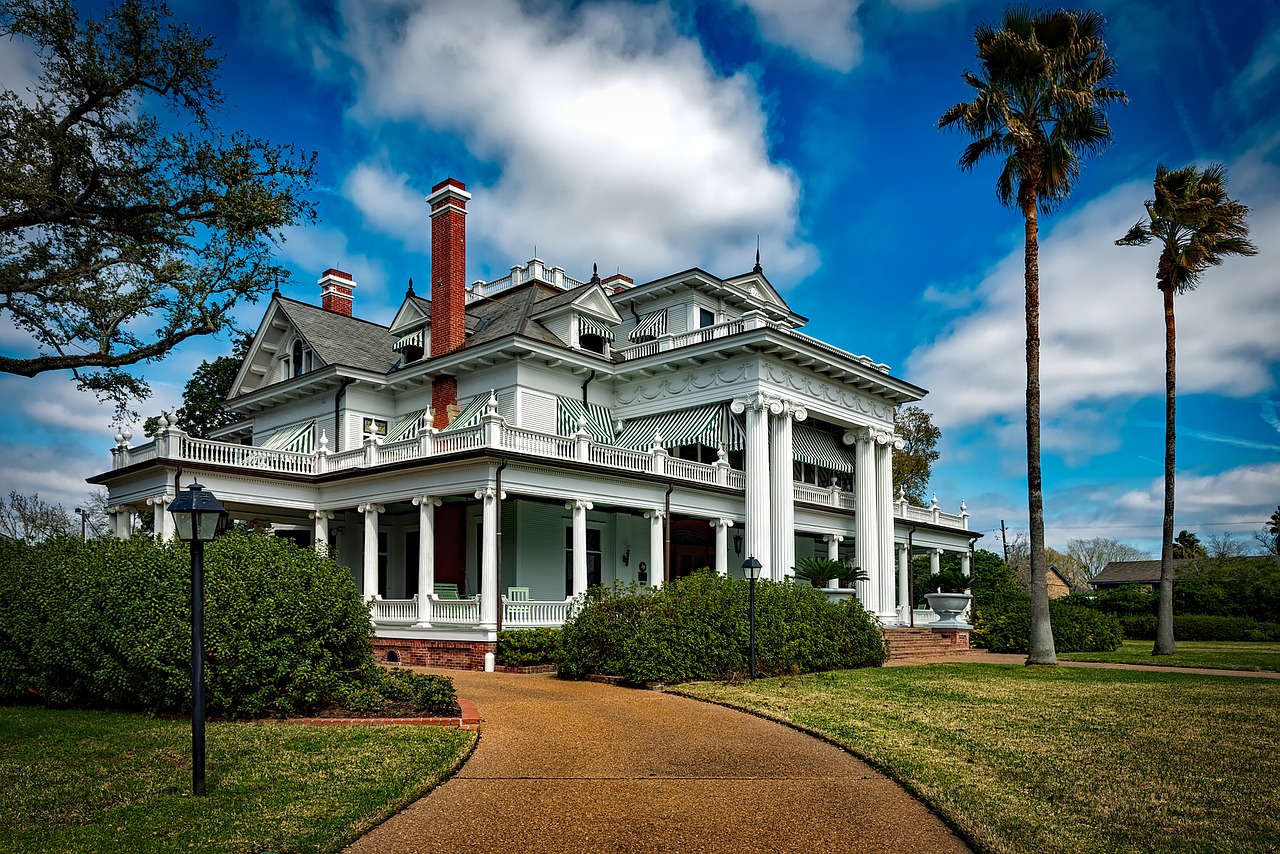 Photo of an estate - big home